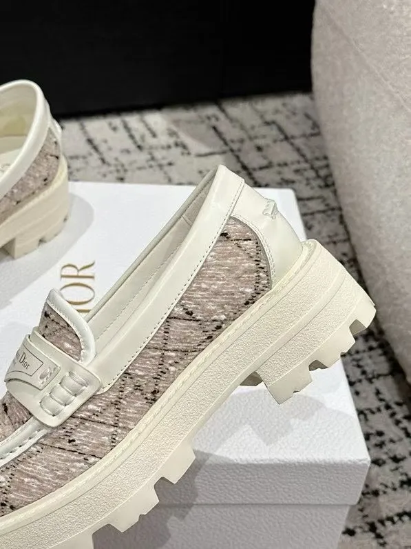👟👟Ex-factory price 680👟👟 Dior 25/spring and summer new ultra-light loafers, new large soles and thick soles, the layout strives to create fashionable classic items, new products created at the first major show of Paris Fashion Week, the inspiration is cleverly combined with the perfect shoe shape by the D chief designer. Matched with brand buckles, it is more fashionable! Original version, perfect and exquisite workmanship!  ✔️Upper: imported open-edge beaded cowhide ✔️Inner lining: water-dyed cowhide ✔️Sole: IP foam outsole ✔️Size: #35-41 (40 41 customized items are not returnable)